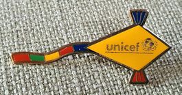 J634 - Pin unicef Kinder Drachen