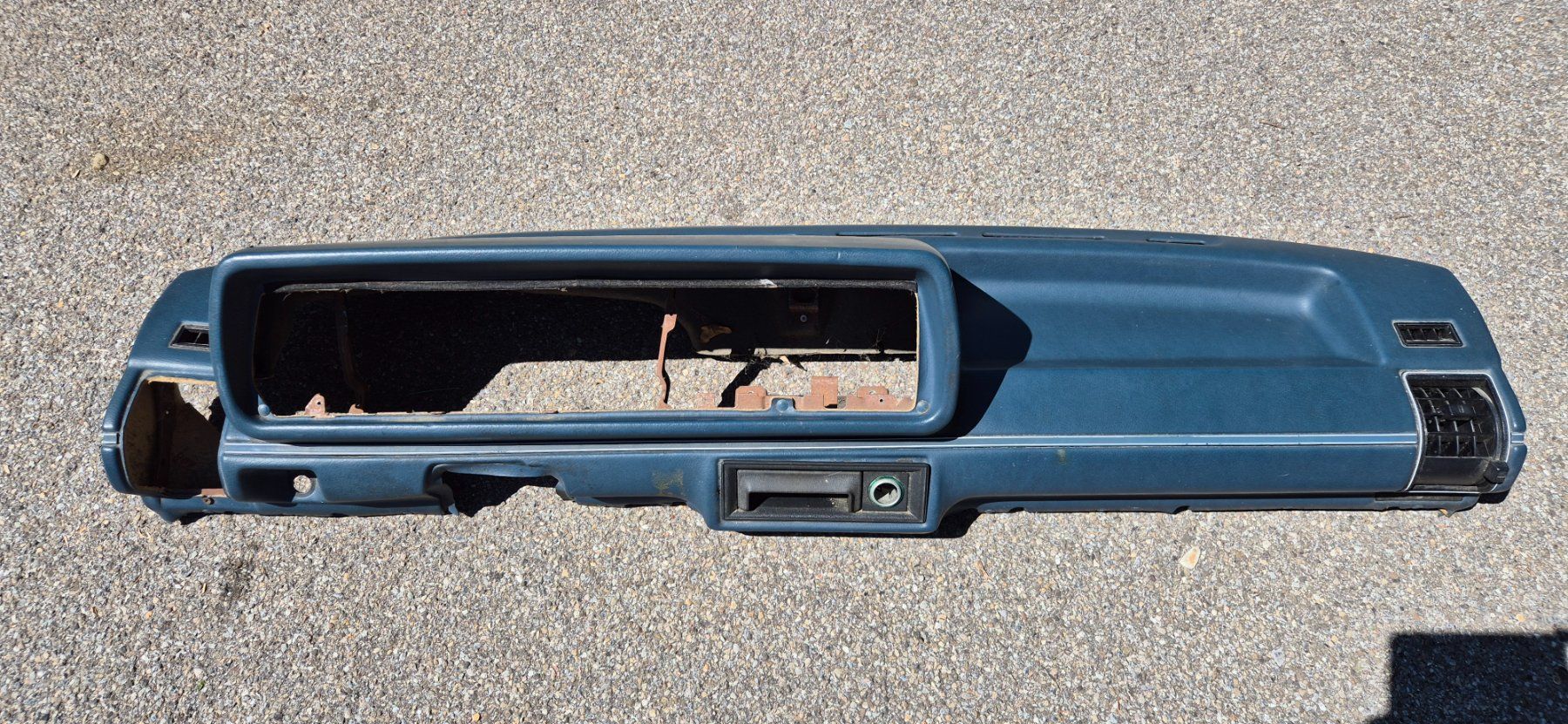 VW Tutti pezzi di ricambio auto: VW Jetta 1 Armaturenbrett – Usato da Riggisberg venduto da Mahali04