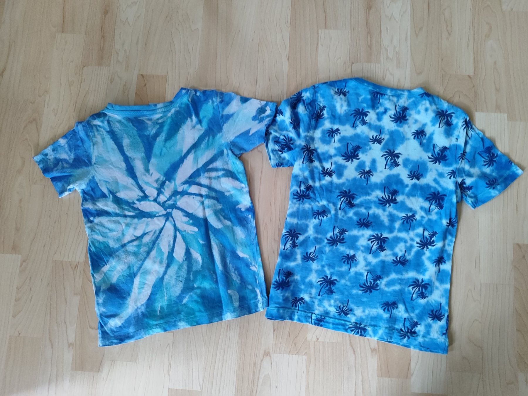 Camicie, T-shirt & Polo: 2 coole Batik Shirts Gr. 122/128 – Usato da Seon venduto da Mandes1 1