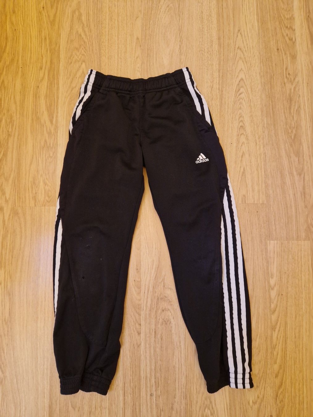 Adidas Hosen: Trainerhose Adidas 128 7-9 Y mit Loch – Gebraucht aus Giswil von monimaus08