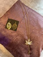 Nie getragenes Schmuckset Blatt Kette und Ohrringe goldfarbe