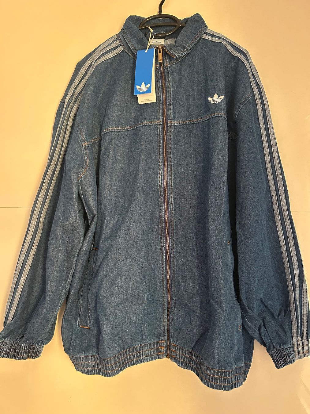 Adidas Vestes: Adidas Jeansjacke – Neuf avec emballage d'origine à Oftringen par Snupi05 1