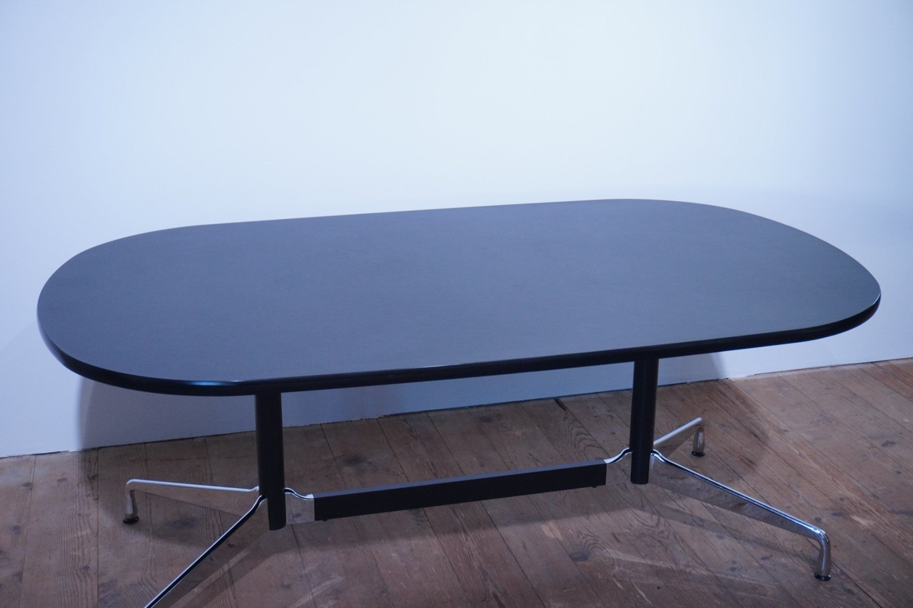 Vitra Tische: Vitra Eames Segmented Table Linoleum schwarz 185x105 cm – Gebraucht aus Bad Zurzach von QLASSIQ 2