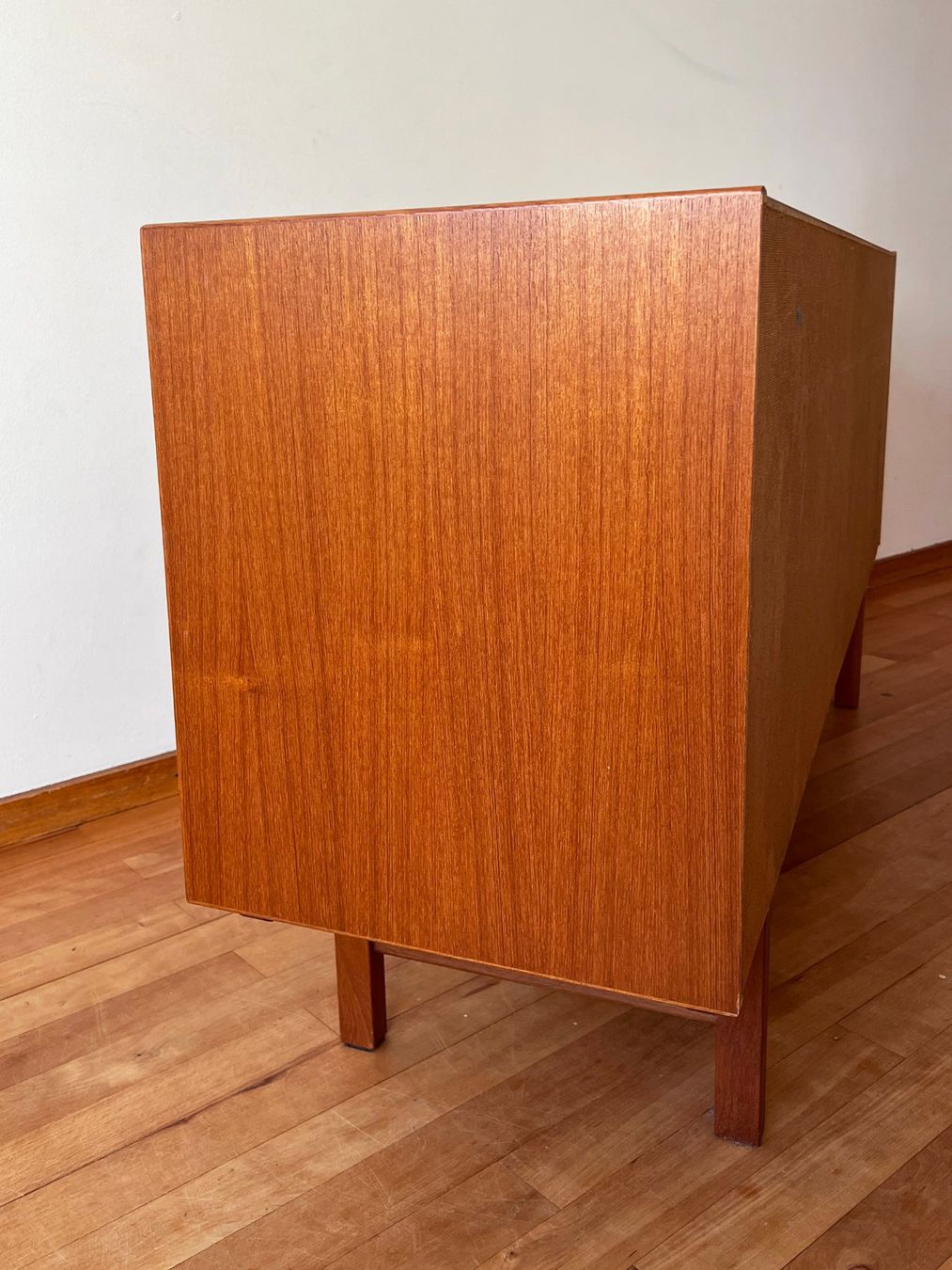 Credenze: Mid Century Danish Teak Credenza – Usato da Basel venduto da Josy_Baker_1906 7