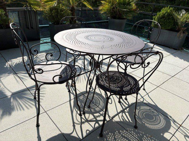 Fermob Tischset: Table Fermob Montmartre 96cm  + 2 chaises + 2 fauteuils – Gebraucht aus Vich von dNyon