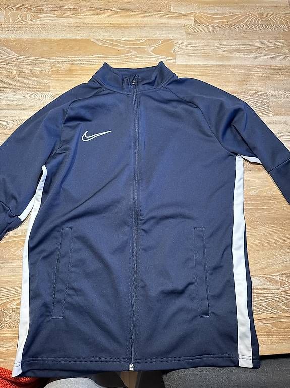 Lotti di vestiti: Nike Set Trainerhose & Jacke – Usato da Meilen venduto da DavideL02