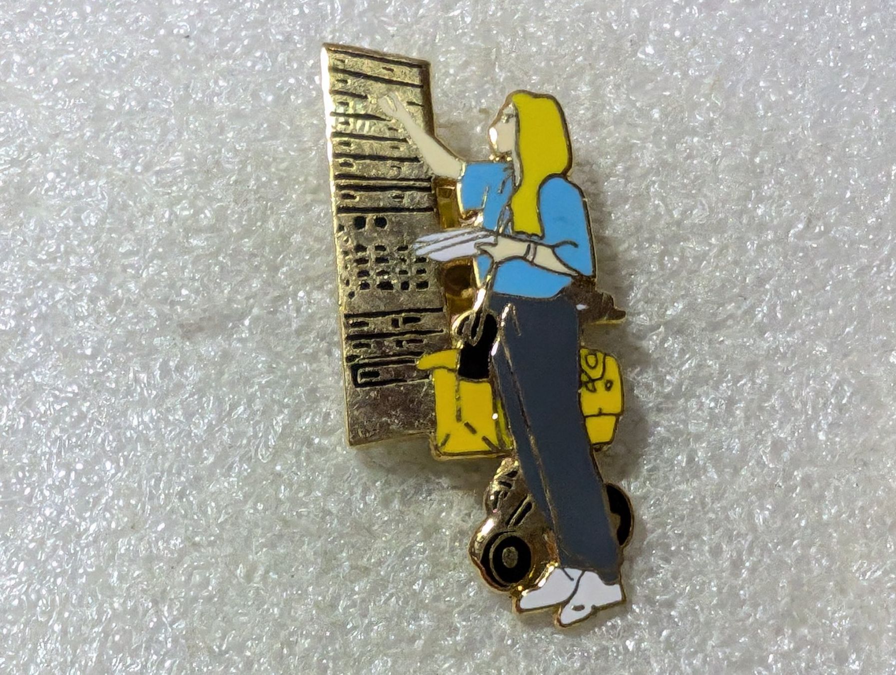Plaketten & Abzeichen: Ansteckpin 150: Postfrau – Gebraucht aus Oppligen von Pin-Fall-Shop