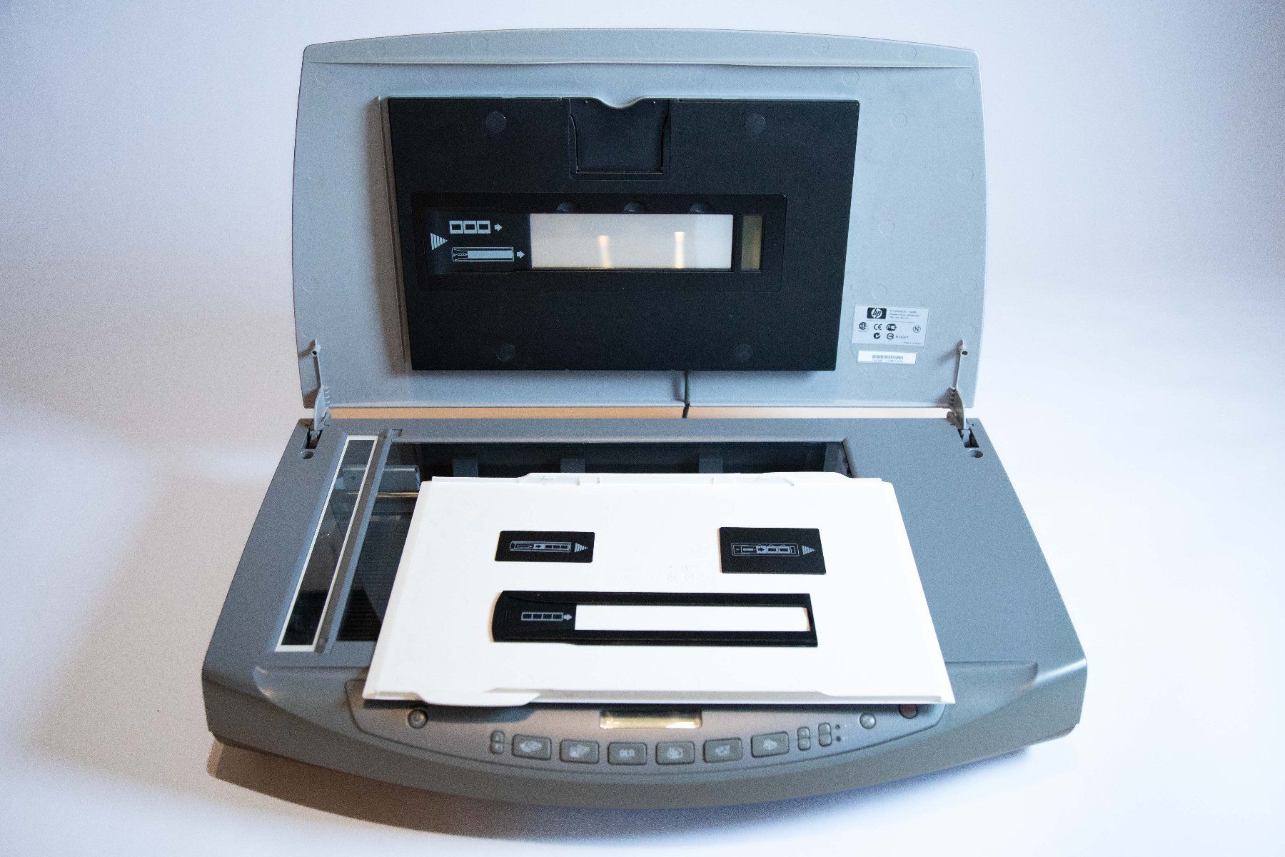 Hewlett Packard Scanner: HP Scanjet 8200 Flachbettscanner mit Durchlichteinheit – Usato da Basel venduto da Lightfish 3