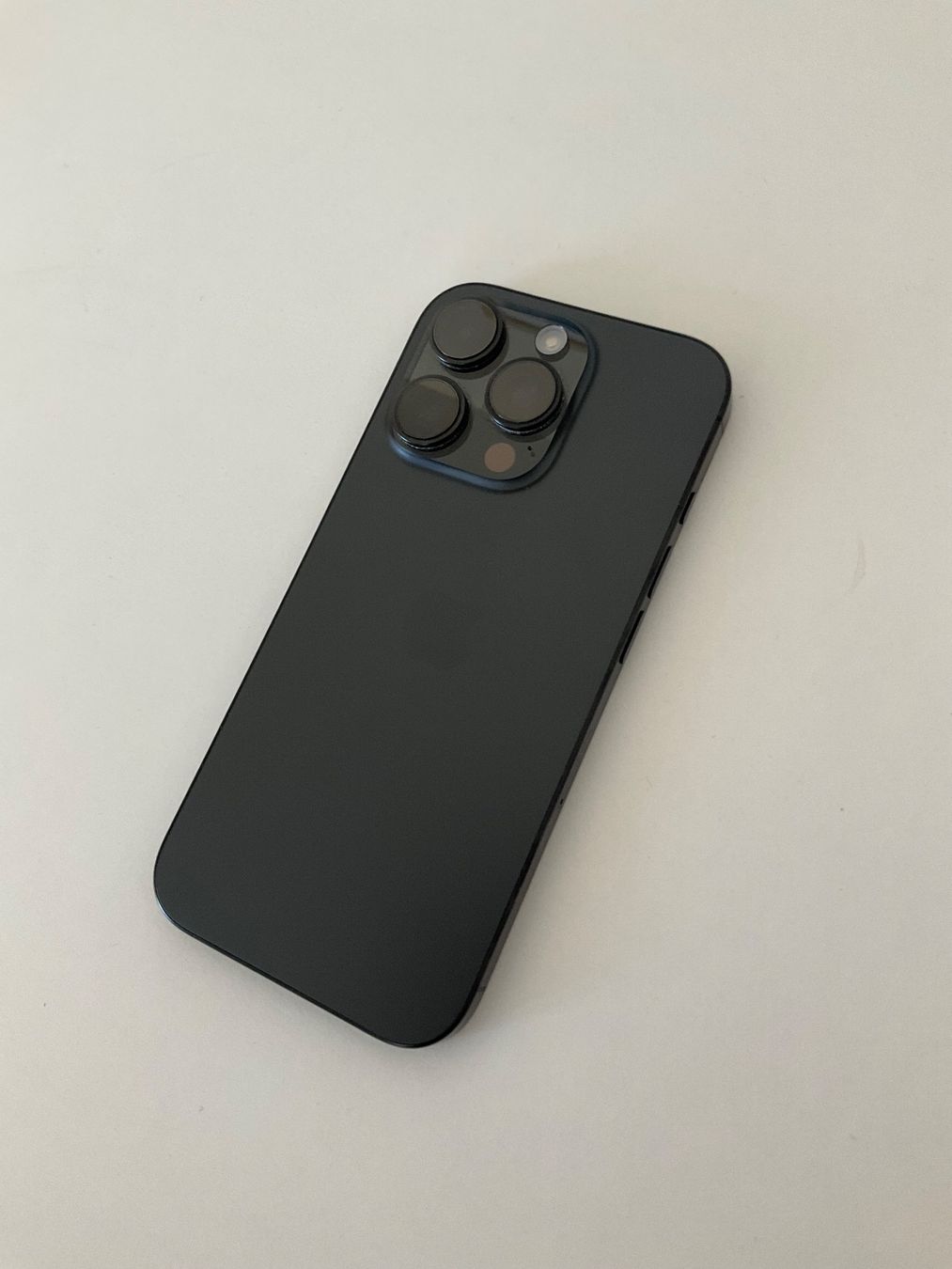 Apple Telefoni cellulari / Smartphones: iPhone 16 Pro 1TB - Titan Schwarz – Usato da Reinach BL venduto da holmberjo 1