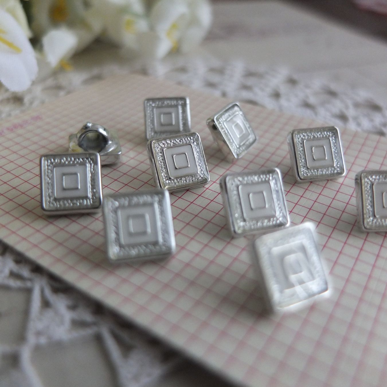 Bottoni: 10 Knopfe weiss Silber bouton boutons – Nuovo (secondo la descrizione) da Meyrin venduto da laservette99