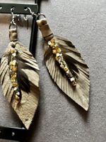 Boucles d'oreilles plumes, cuir beige et strass dorés