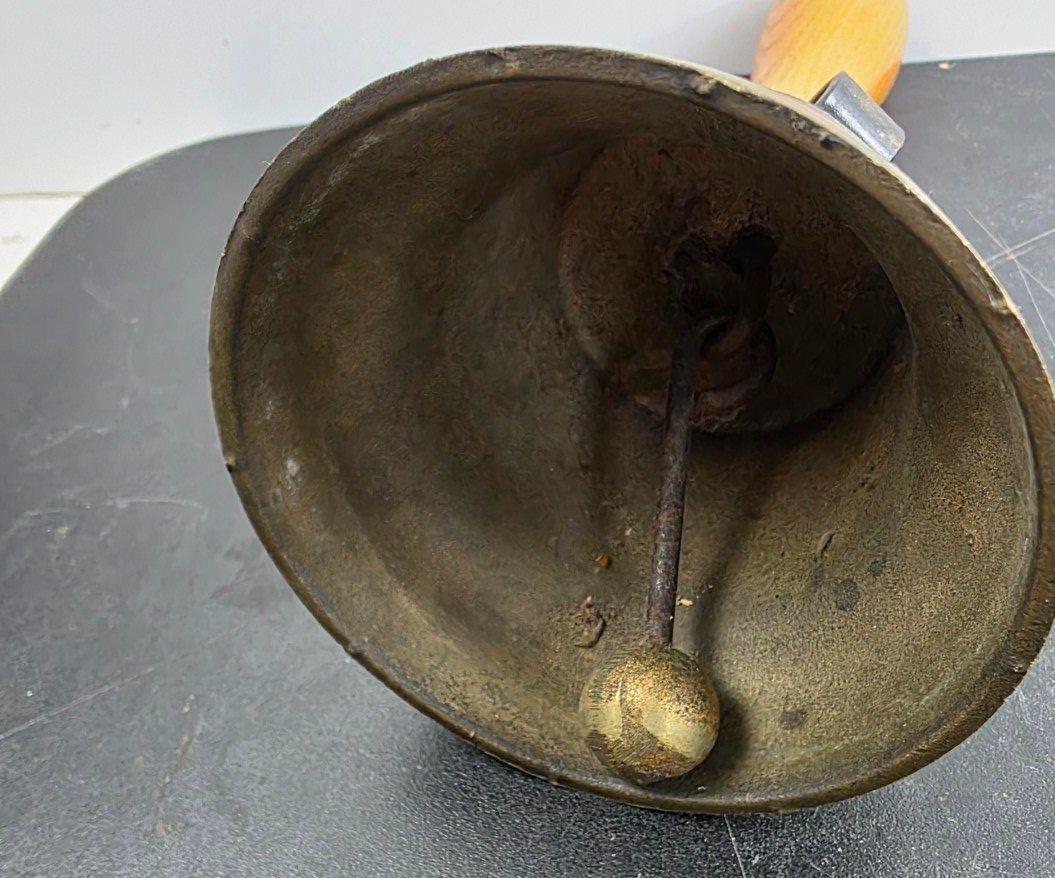 Campanacci mucche: Alte Bronze Tischglocke mit Schweizer Kreuz – Usato da Flums venduto da Flumsantik 3