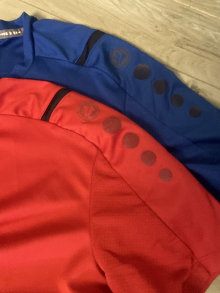 Jako Canottiere & Pantaloni: 2 JAKO Herren Trainingsshirts Grösse M – Usato da Obergerlafingen venduto da cabo4 1