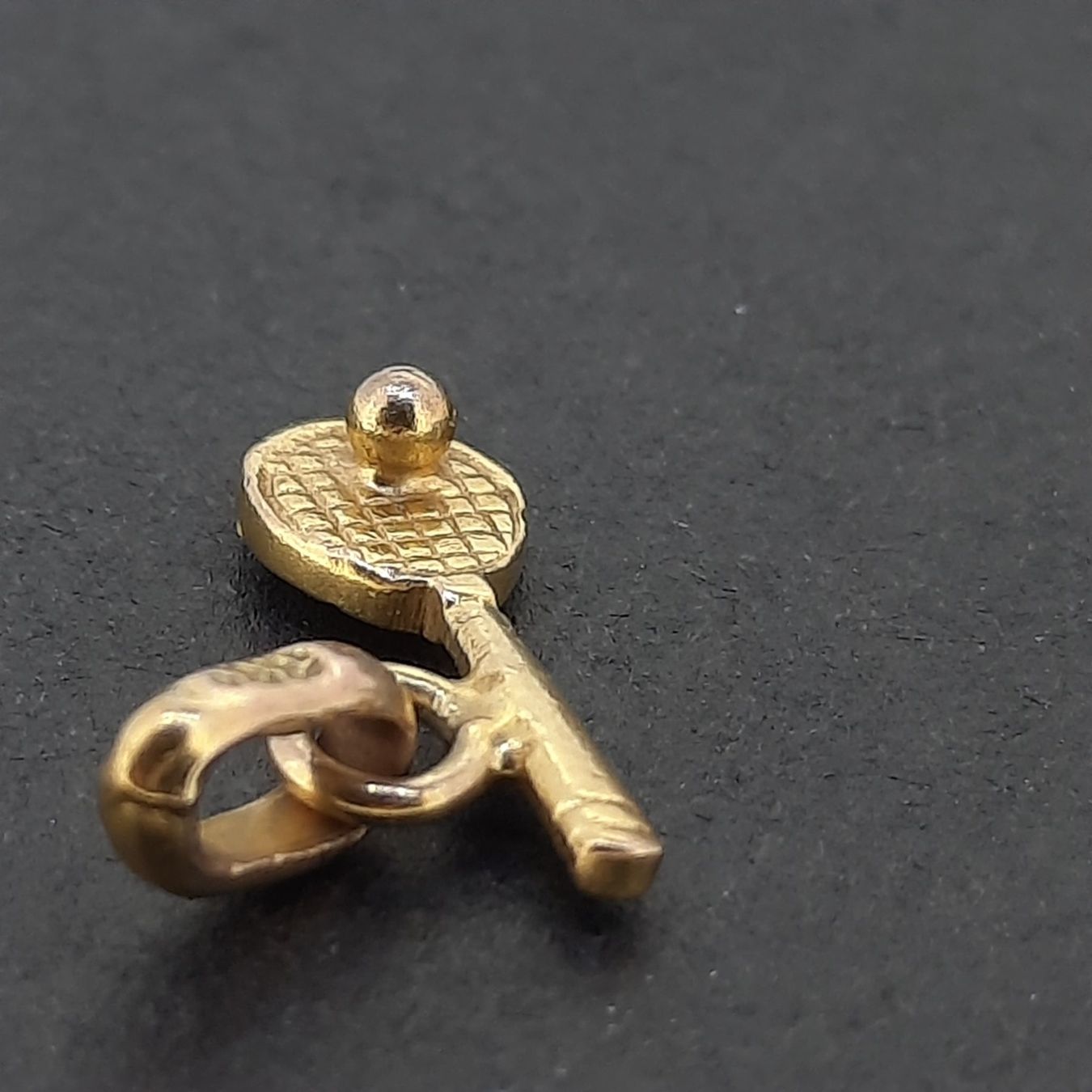 Ciondoli: Wunderschöner Tenisschläger-Anhänger – Usato da Unterägeri venduto da Altgoldschmuck