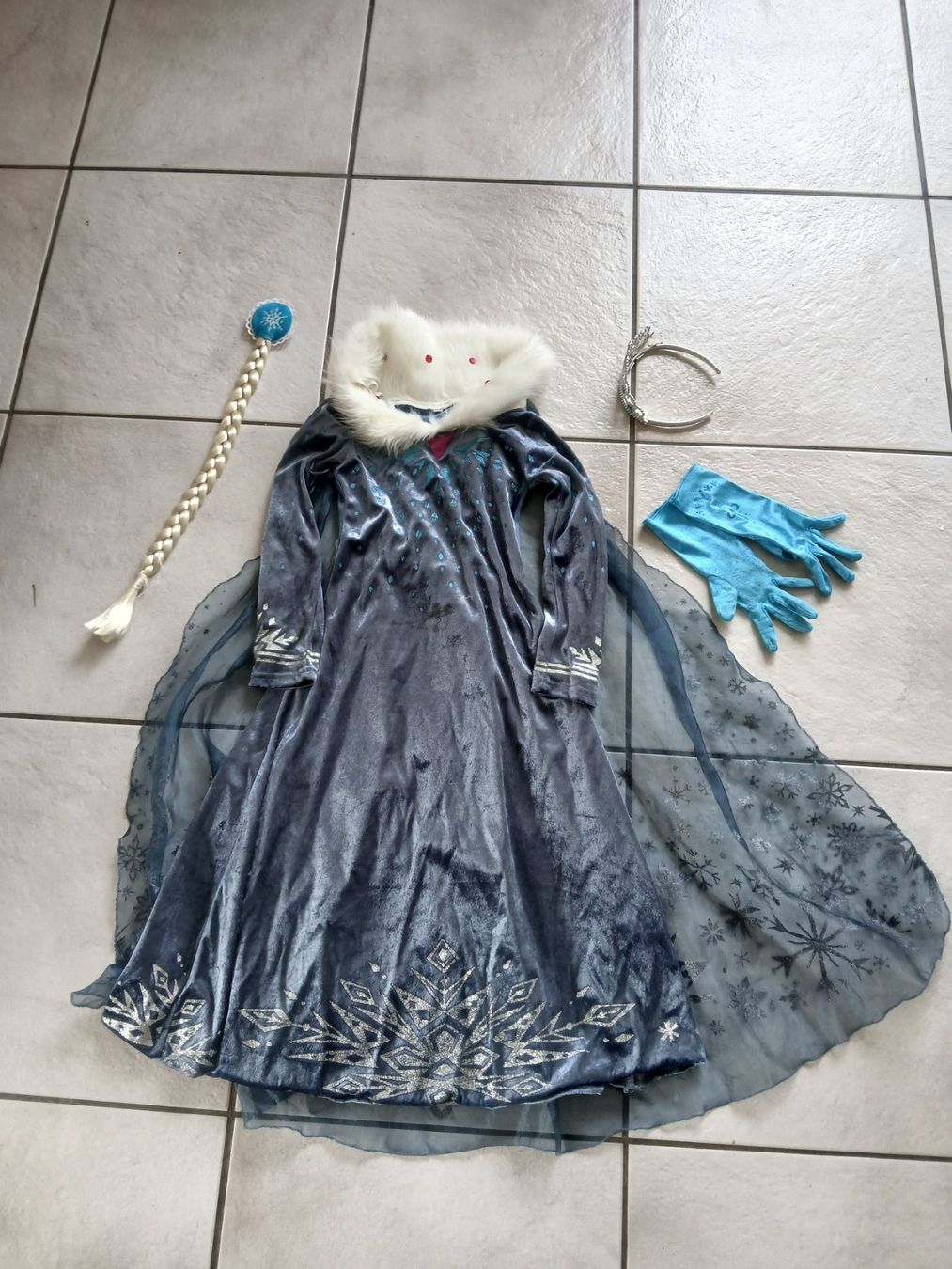Costumi: Elsa Kleid, Eiskönigin, Grösse 140 – Usato da Zuchwil venduto da pedu79
