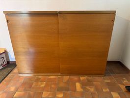 Holz Schrank mit Schlüssel abschliessbar!