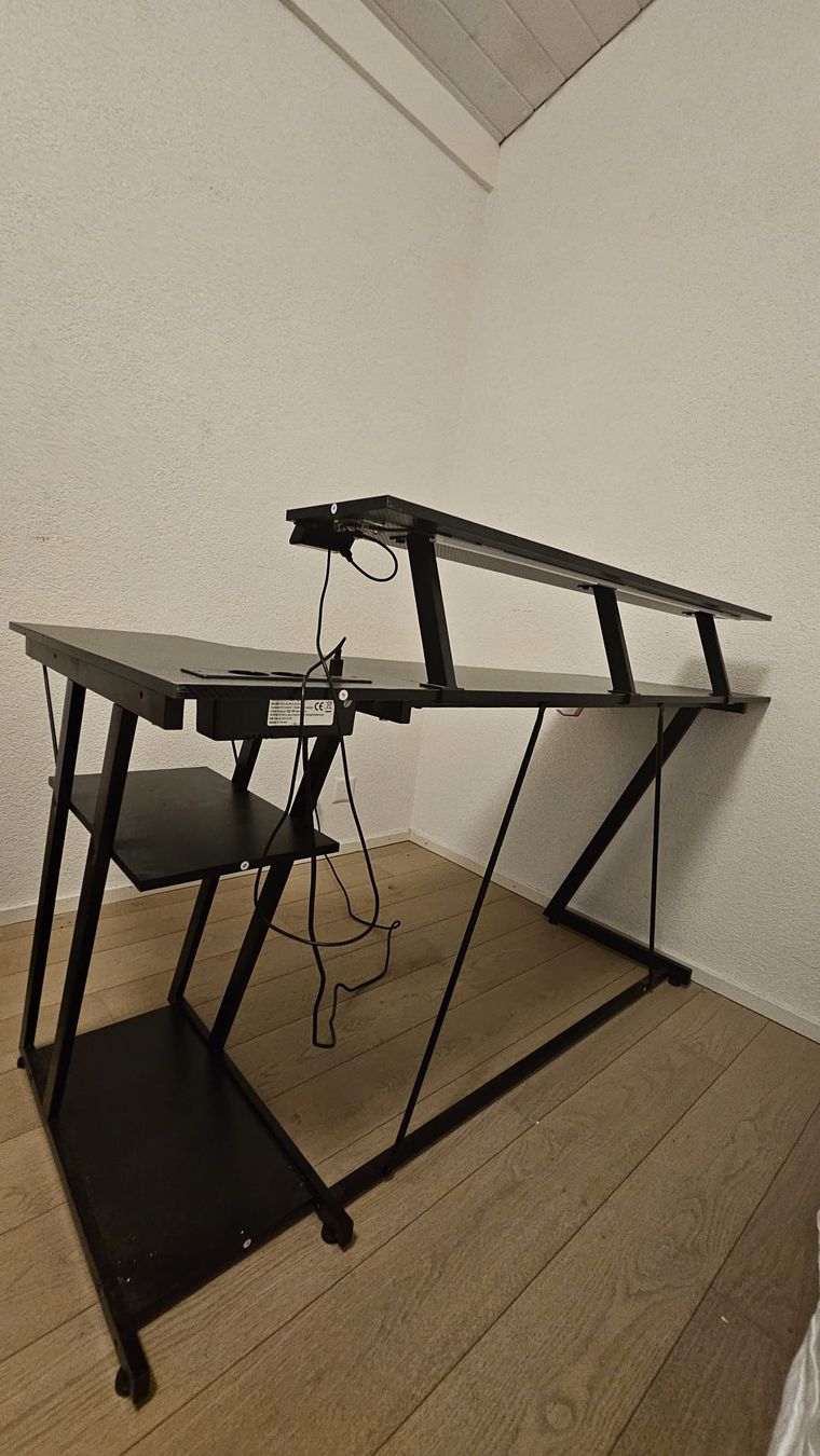 Scrivanie: Bureau gaming noir en L avec éclairage LED et support écran – Usato da Thônex venduto da Dg5 2