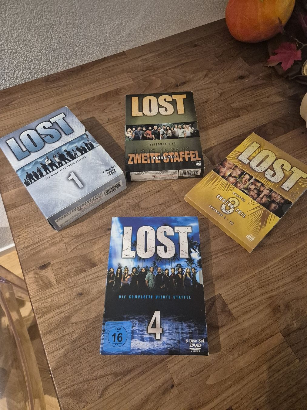 Tutti i DVDs: DVD Serie-Set LOST 1-4 Staffel – Usato da Blauen venduto da Casi7