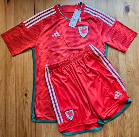 Komplett Dress Wales adidas NEU Gr. 176 Fussball Tenue