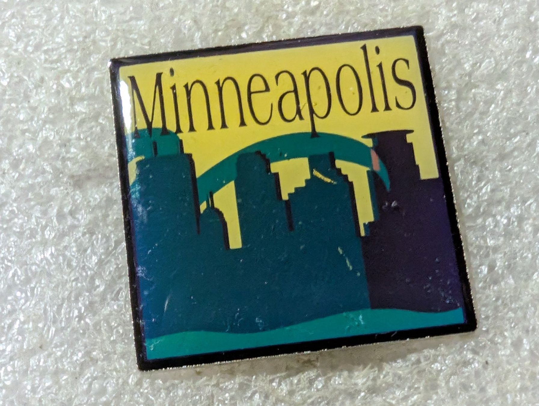 Placchette & Badge: Ansteckpin 148: Minneapolis – Usato da Oppligen venduto da Pin-Fall-Shop