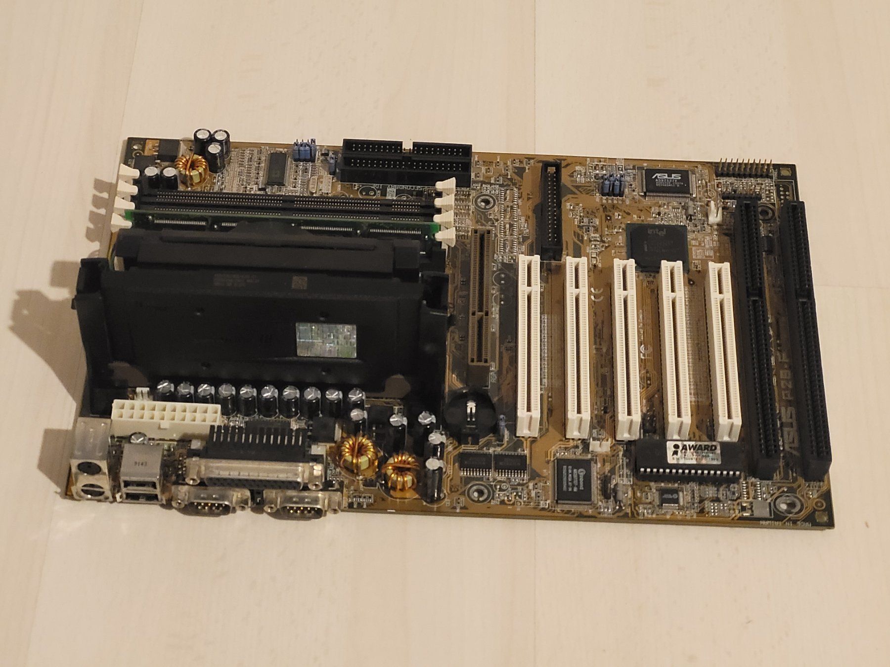 Componenti elettronici: ASUS P2B-F mit Treiber-CD – Usato da Trimbach venduto da Retrofreunde 2