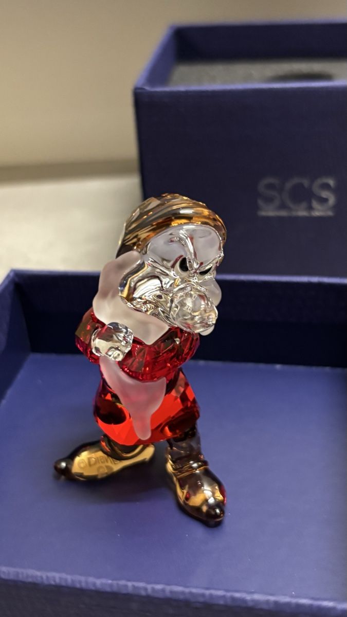 Swarovski Statuette: Swarovski SCS 2019 Exclusive Disney Snow White Grumpy – Nuovo e nell'imballaggio originale da Lausanne venduto da Global.P 2