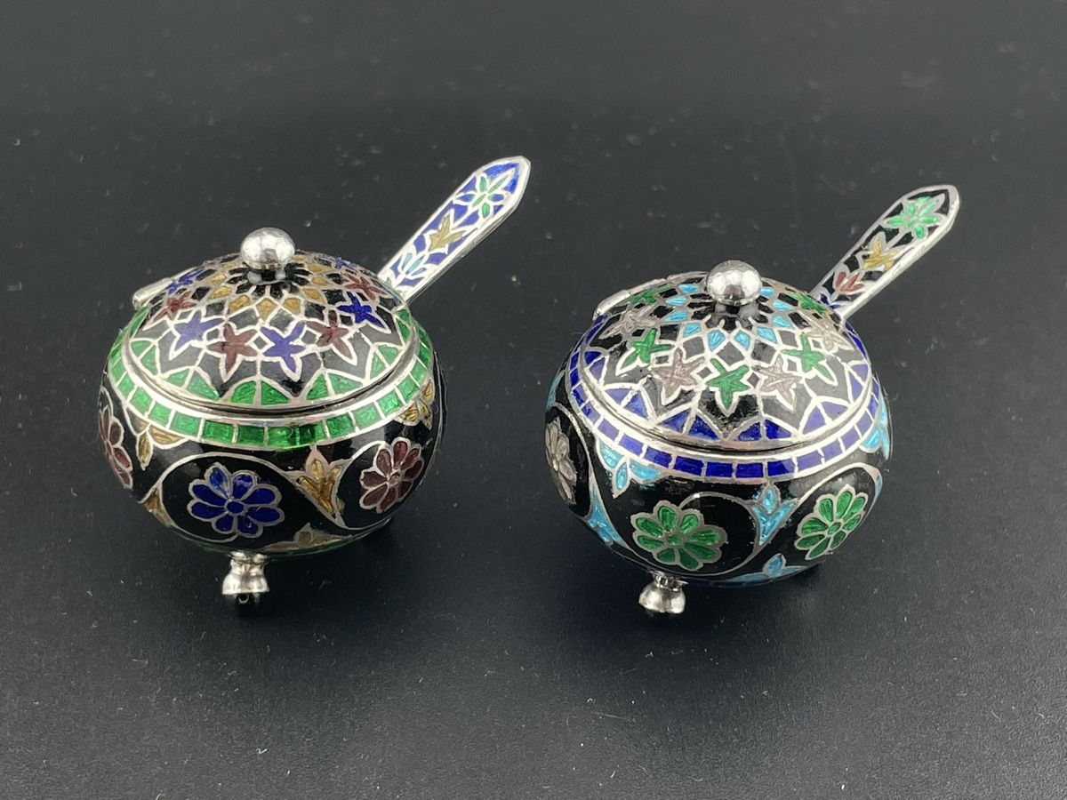 Set di piatti: Pair antique silver enamel salt cellars + spoons - India? – Usato da Genève venduto da PepitesdAlor