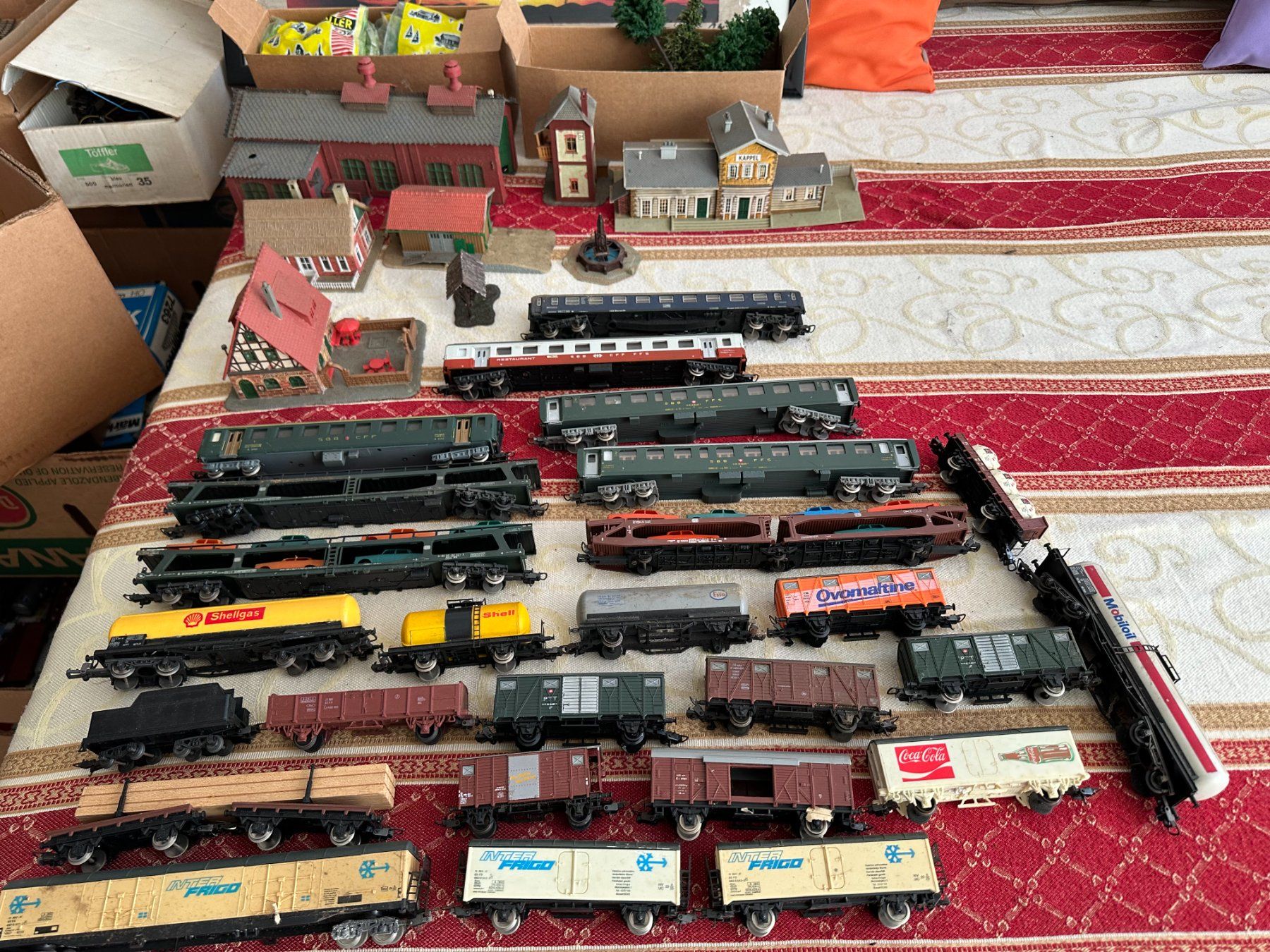 Märklin Modellini di ferrovie: Modelleisenbahn Sammlung: Viele Waggons und Häuser! – Usato da Dietikon venduto da gra_v7h6