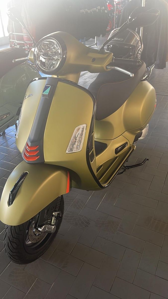 Vespa Scooter: Vespa GTS 300 my 2024 – Nuovo (secondo la descrizione) da Vétroz venduto da pie_c9dq 1