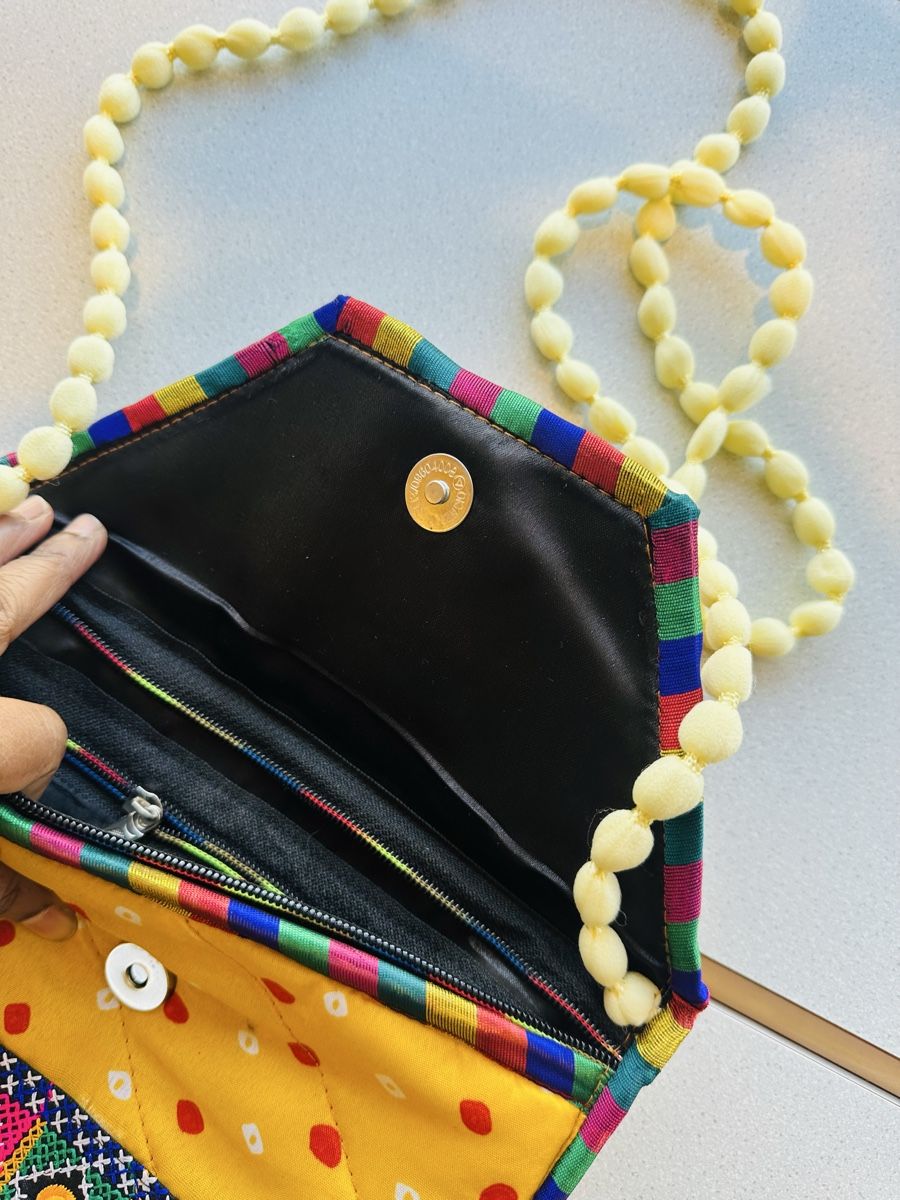 Borse da donna: Bunte Handtasche mit Perlenkette – Nuovo e nell'imballaggio originale da Burgdorf venduto da LittleNora 2