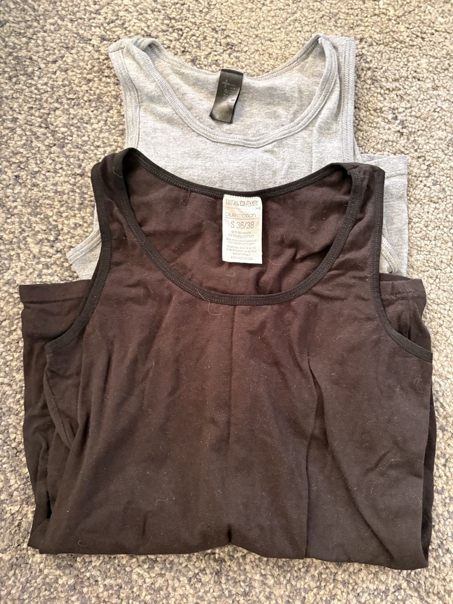Lotti di vestiti: 2 débardeurs taille S – Usato da Farvagny-le-Grand venduto da Nayanis