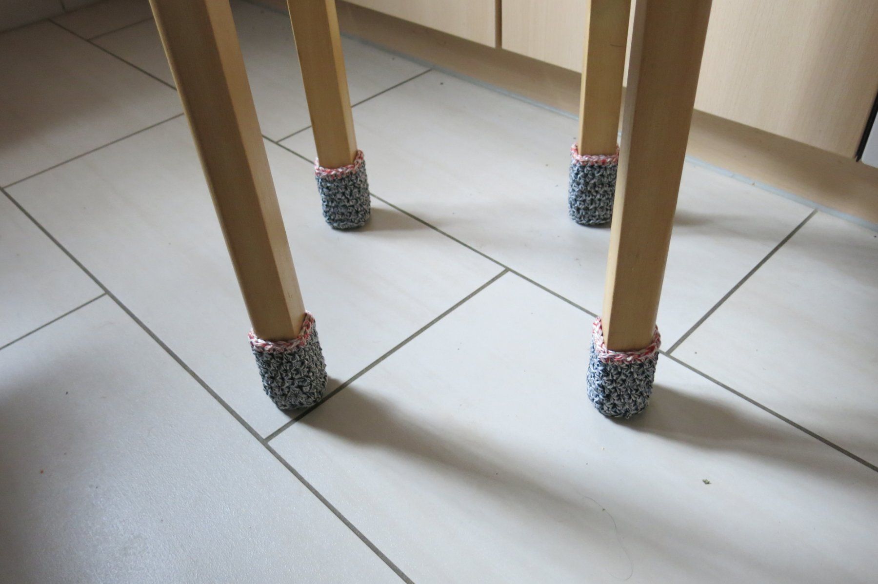 Tutte le decorazioni: Stuhlsocken / 1 Set = 4 Stück / gehäkelt – Nuovo (secondo la descrizione) da Schaffhausen venduto da Espressoo7