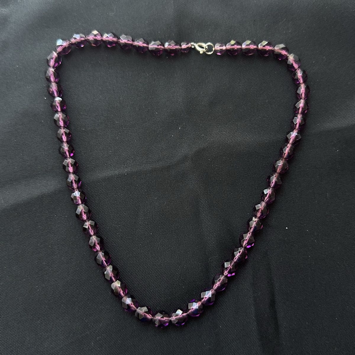 Catenine: Violett Glasperlen Halskette – Usato da Givisiez venduto da dor_xb9k