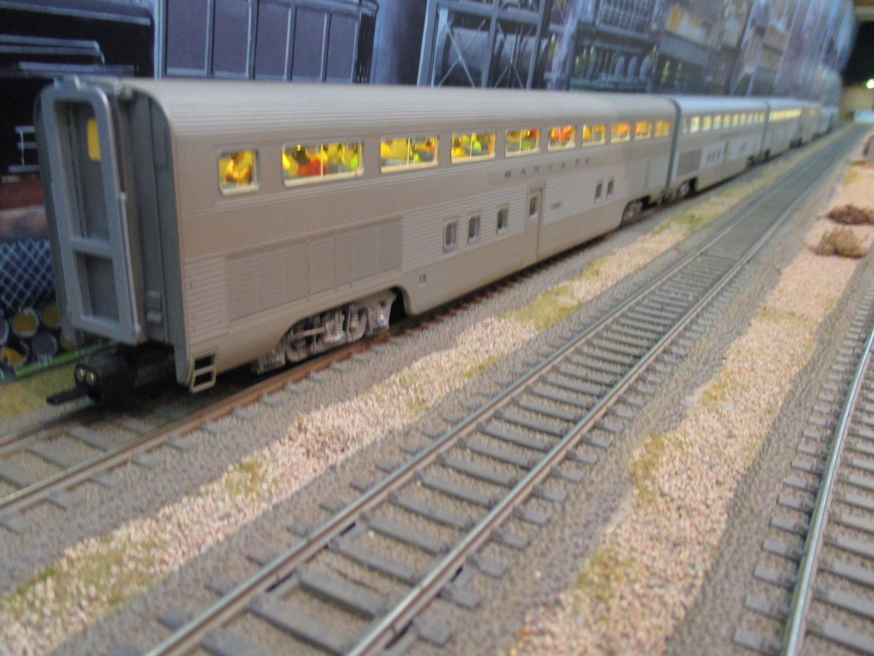 Athearn Modellini di ferrovie: 8 x Santa FE Passenger Train DC/DCC mit Licht plus Zusatzmat – Usato da Villmergen venduto da trainmaster111 1