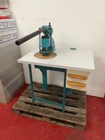 Urdo Stanzmaschine auf Tisch