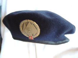 Schweizer Armee Béret in sehr schönem Zustand mit Emblem