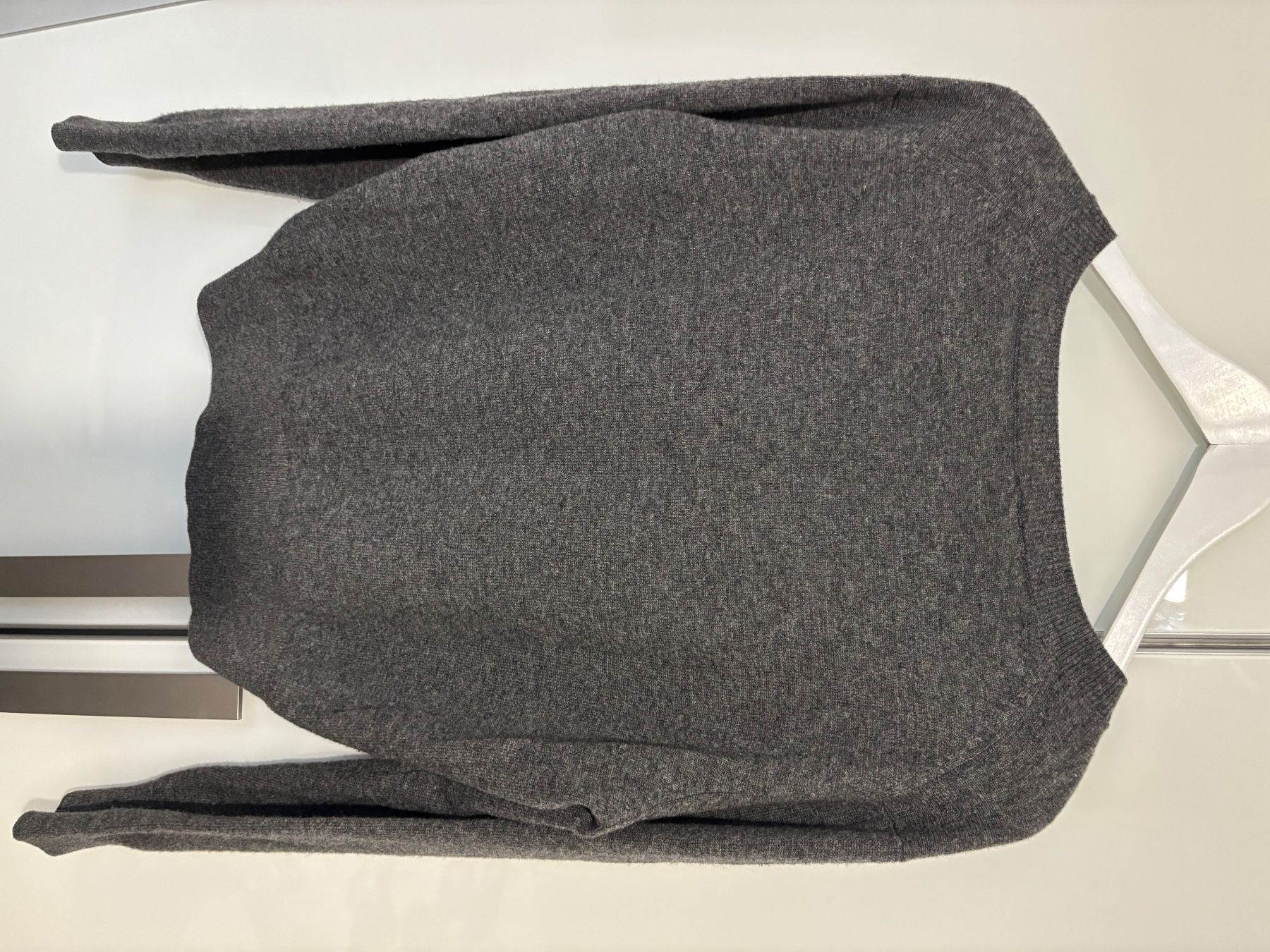 Massimo Dutti Maglioni & Felpe: Massimo Dutti grauer Pullover mit V-Ausschnitt – Usato da Duebendorf venduto da tom_lp2m 1
