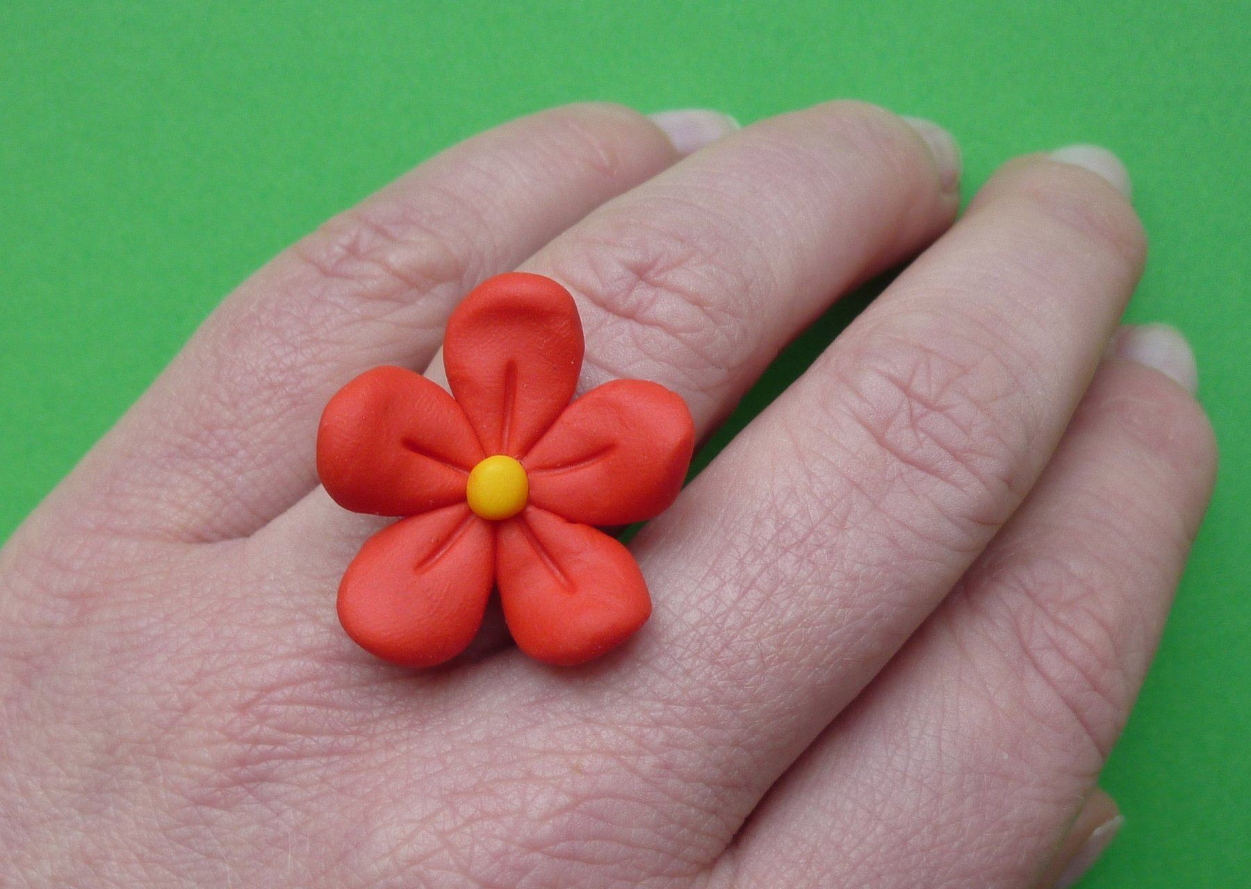 Anelli: Cooler Ring mit roter Fimoblume – Usato da St.Gallen venduto da Paddington11 1