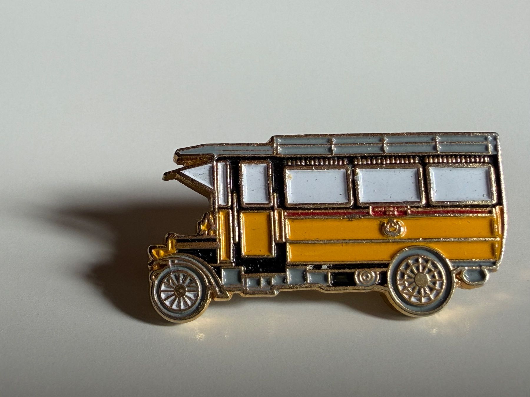 Plaquettes & Badges: Pin Postauto Nostalgie Sammelobjekt – D'occasion à Winterthur par calocephalus