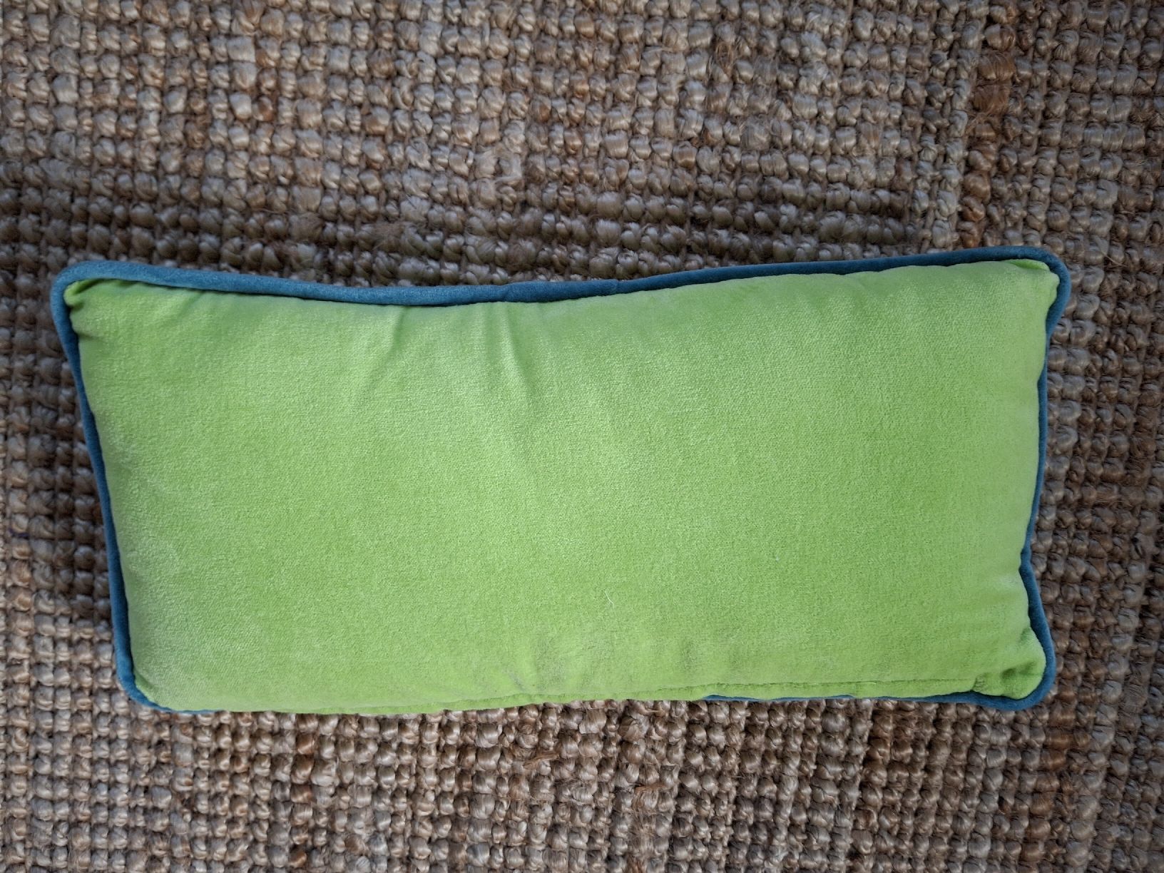 Coussins: Coussin vert à liseret bleu effet mousse – D'occasion à Lausanne par Cognitia