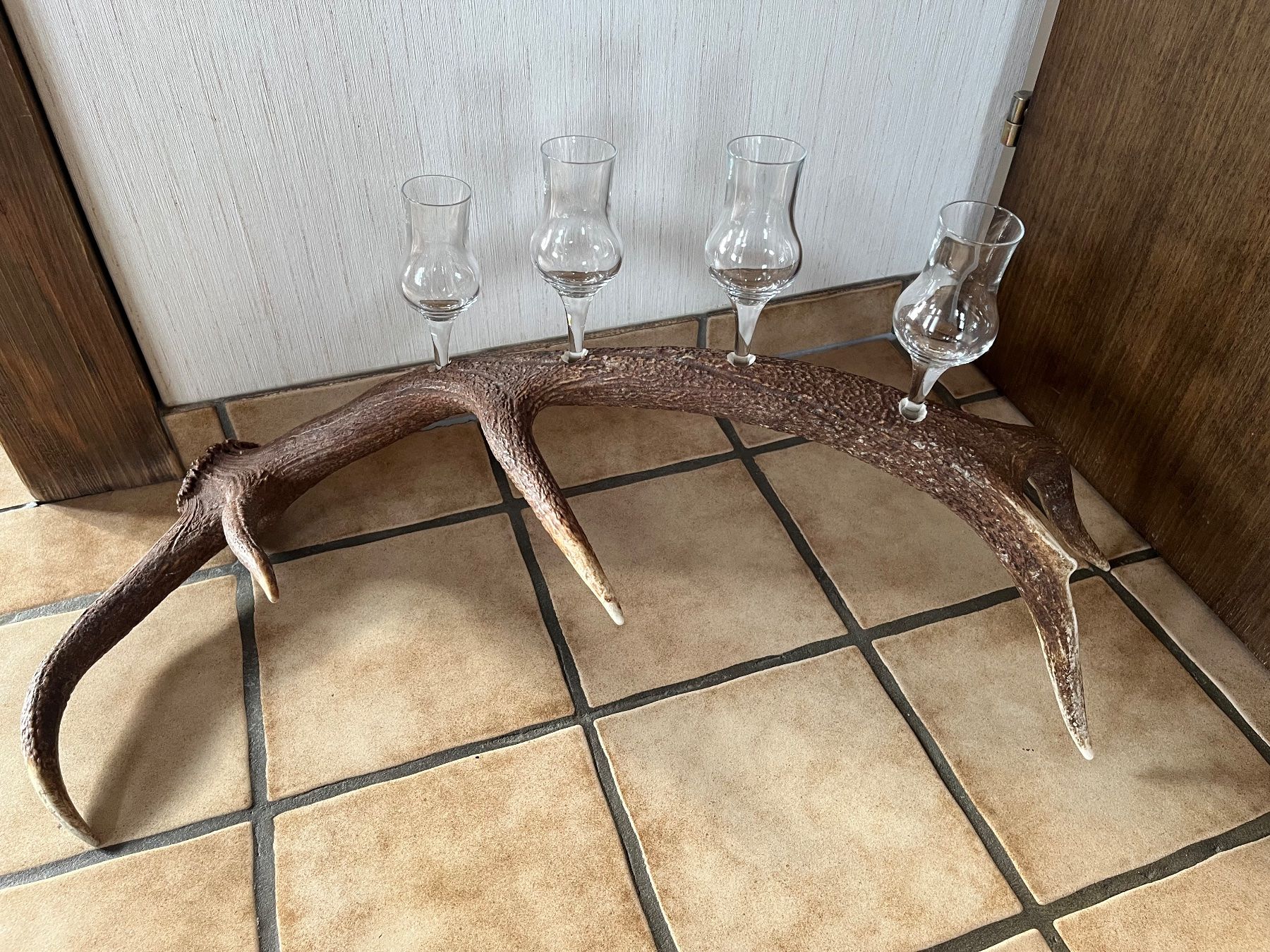 Tutte le decorazioni: Hirschgeweih mit 4 Schnapsgläser – Usato da Sattel venduto da Faca 1