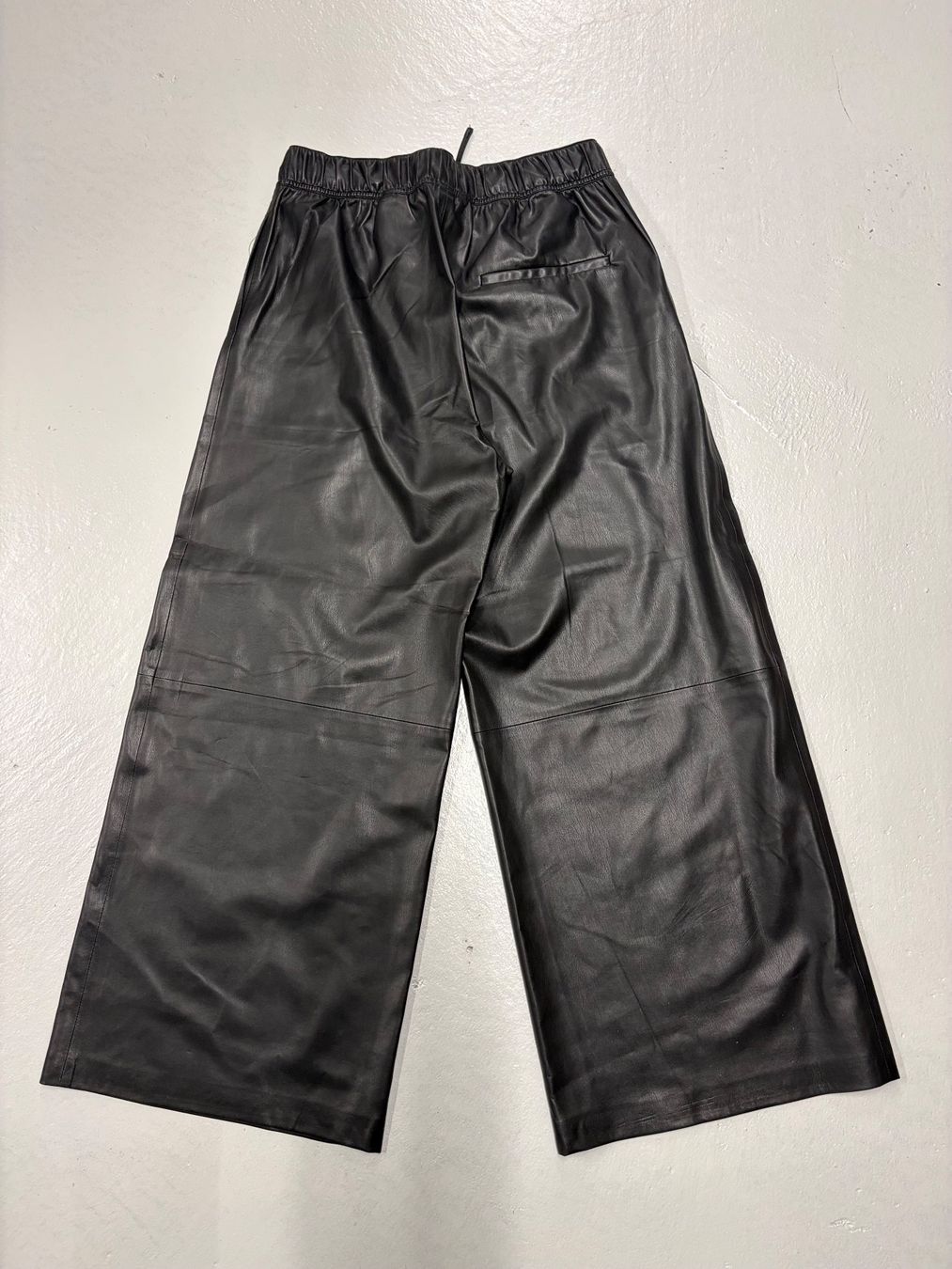H&M Pantaloni: Weite Kunstleder Hose Gr. M schwarz lang – Nuovo (secondo la descrizione) da Regensdorf venduto da secondchancefashion 2