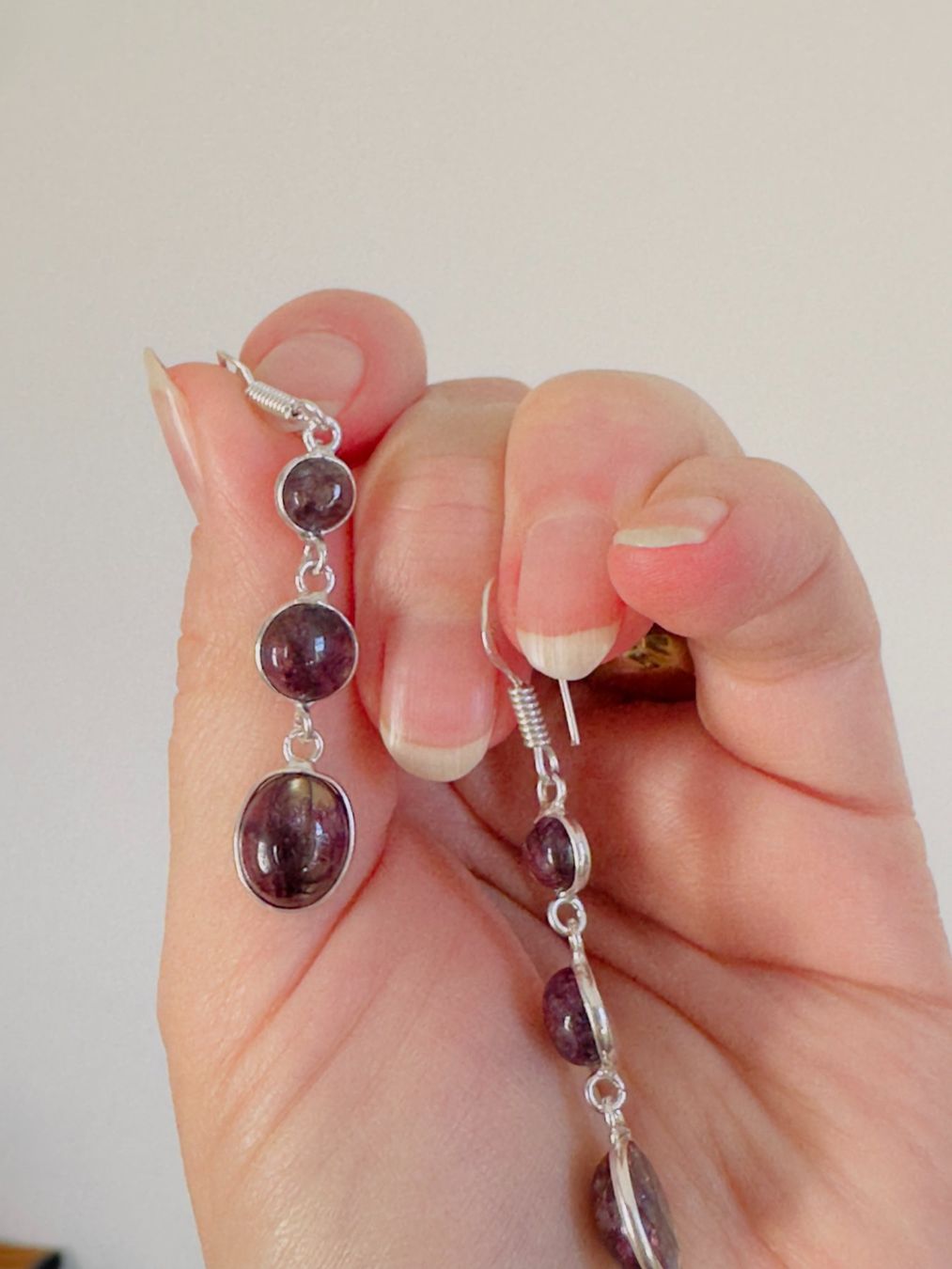 Orecchini pendenti & Orecchini a lobo: Color Enhanced Red Flash Labradorite earrings – Nuovo e nell'imballaggio originale da Genève venduto da AGBERG 8