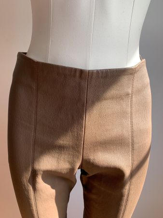 AKRIS: Neue braune Lederhose, Stretch-Lammnappa, 38, NP 1200