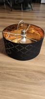 Schwarze Lampe mit Goldmuster- Innendekoration Herbst