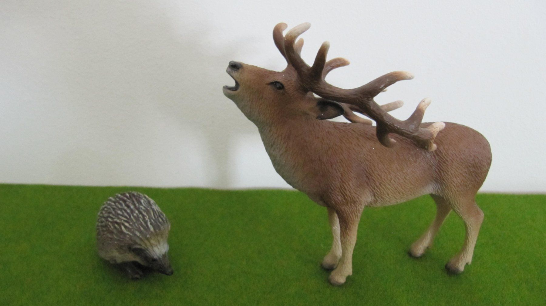 Schleich Giocattoli: Schleich  Hirsch und Igel – Usato da Brunnen venduto da Kiwiland1