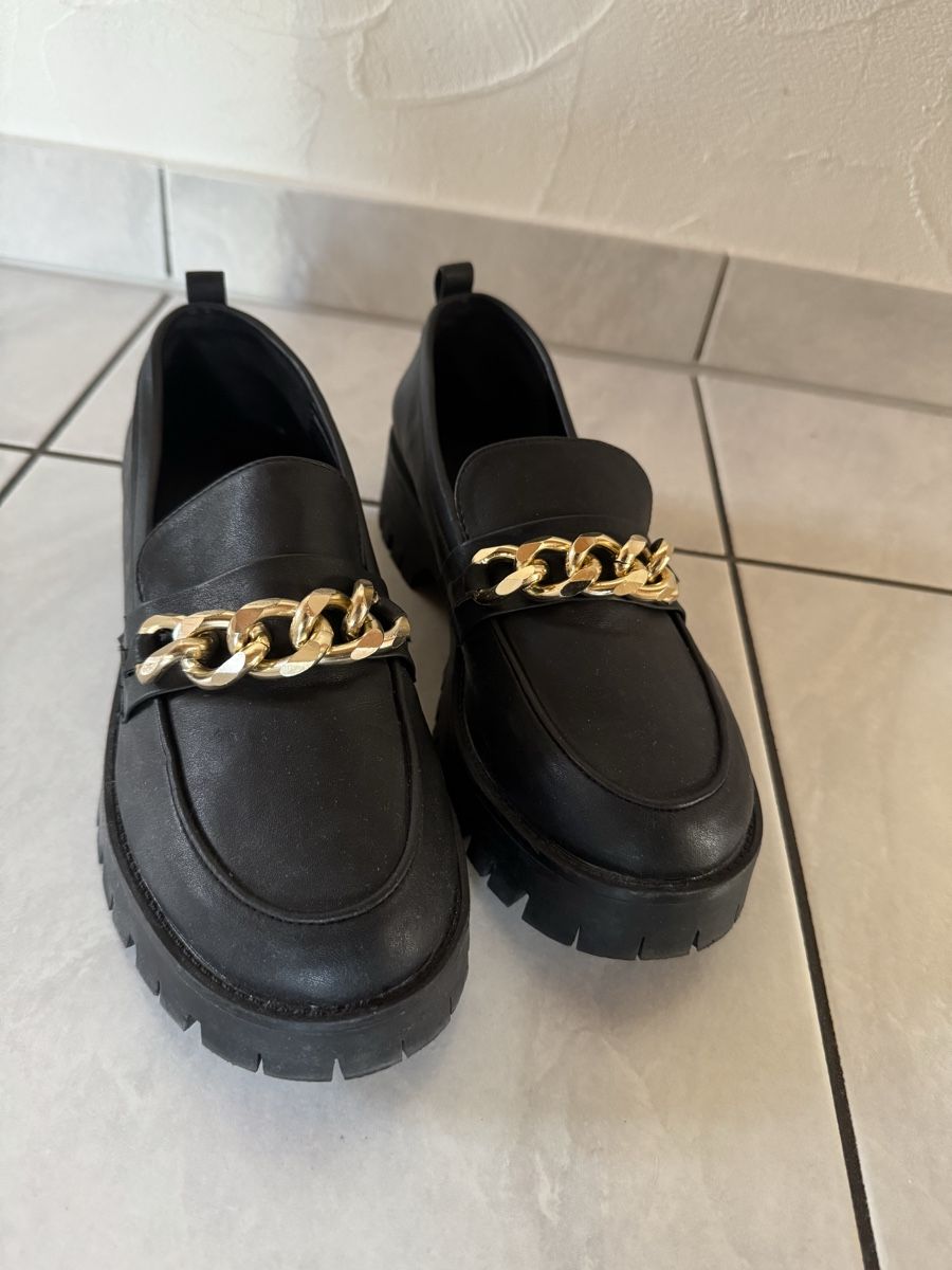 Pimkie Scarpe da donna: Schwarze Loafers mit Goldkette – Usato da Hergiswil NW venduto da kaufe_bei_kaufmann 1