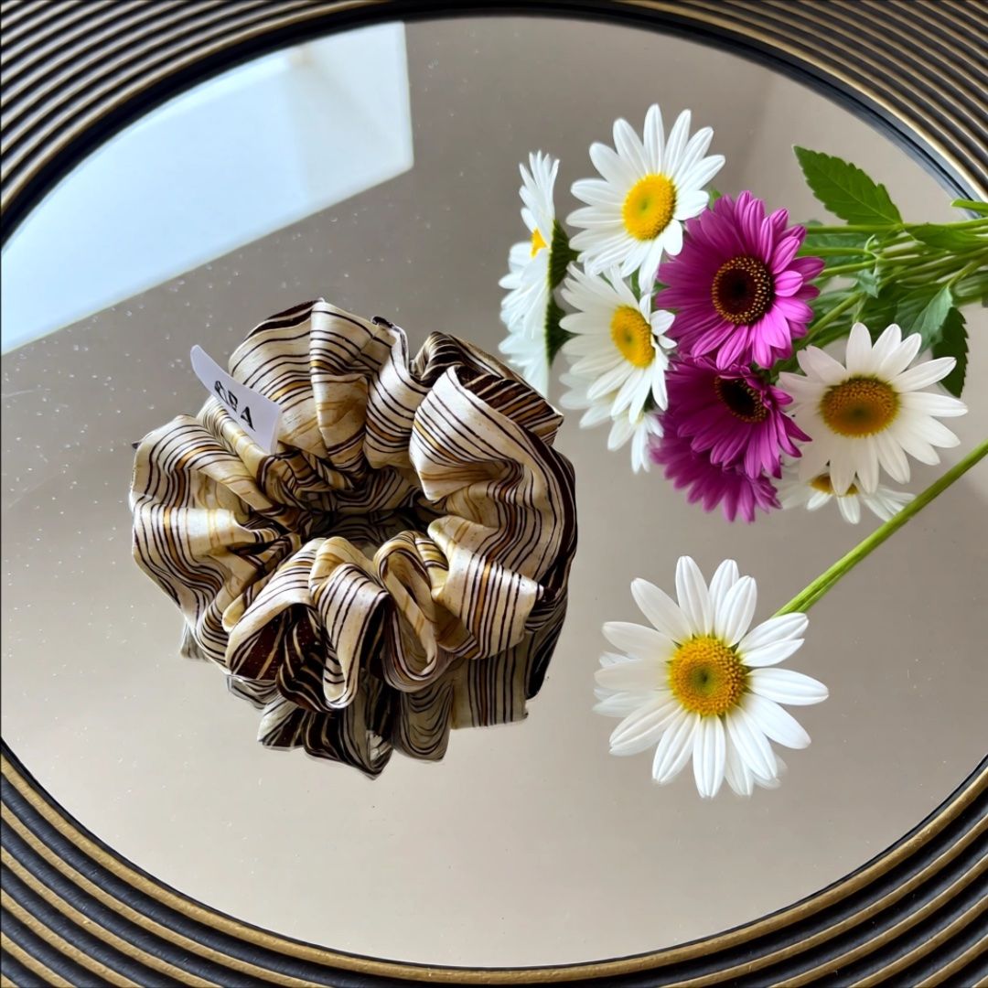 Accessori per capelli: Seide Scrunchie - Elegant und Sanft - Handmade - Neu! – Nuovo e nell'imballaggio originale da Vals venduto da ABA-Atelier 6