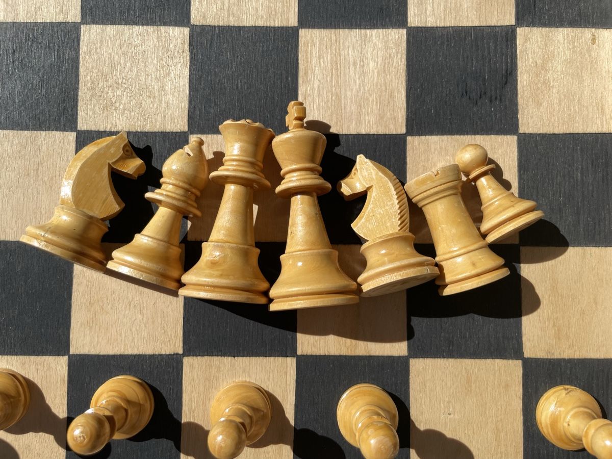 Jeux: Jeu d’échecs et de dames  – D'occasion à Biel/Bienne par Galaq 1