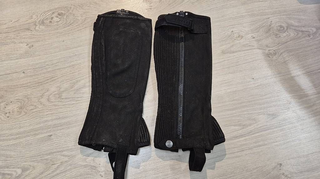 Stinchiere & Fasciature: Felix Bühler Chaps Ecolette schwarz – Usato da Lausen venduto da Mwuet